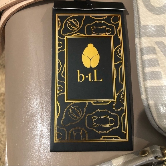 b•tL/ World Tote/ NWT/ 3 piece / Set pouch/tan - Picture 4 of 8